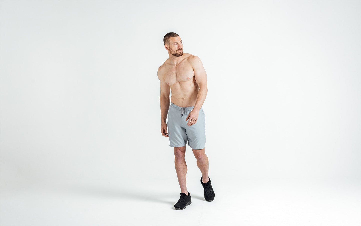 Athlete wearing silver Men's Motus Shorts