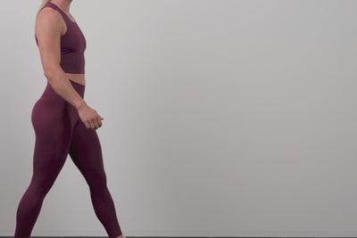 A video of an athlete putting their phone into the back pocket of the Women's Eos Tights